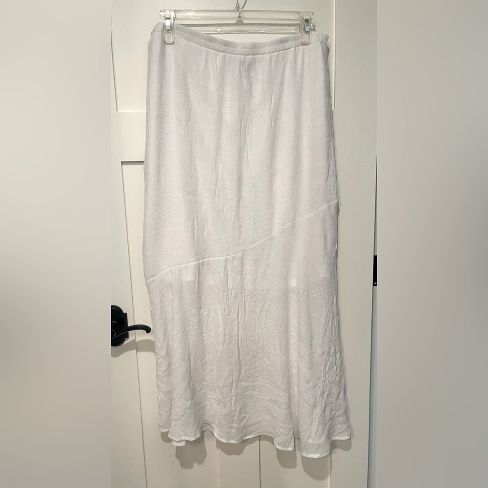 Basic Editions white flowy skirt. Size XL